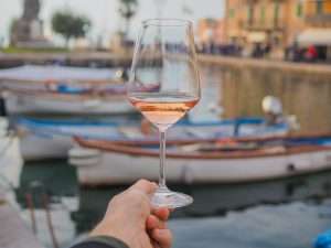Il Consorzio Vini Bardolino lancia la "Chiaretto Lounge" a Lazise: celebrazione del vino rosa del Lago di Garda