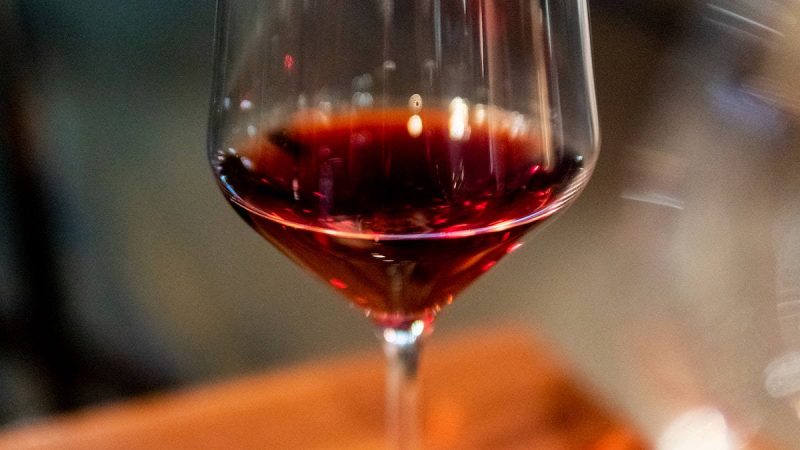 Ghiaccio nel calice, sì o no? La giusta temperatura del vino e tutto quello da sapere su come si serve e si conserva una bottiglia in estate.