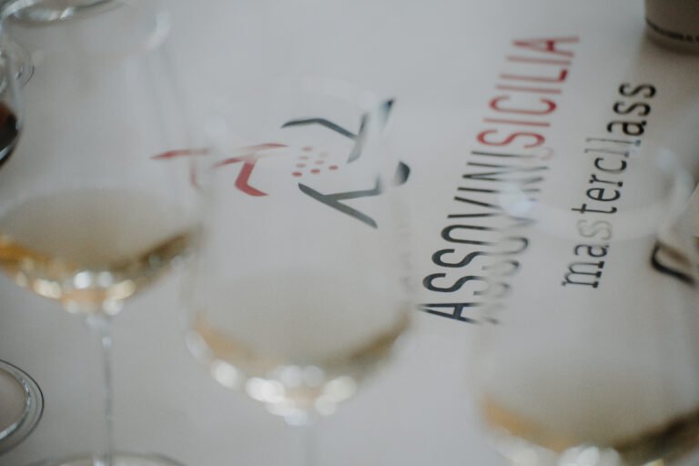 Assovini Sicilia porta oltre 40 cantine a Vinitaly 2026 con masterclass, un convegno sull’enoturismo e un racconto dell’isola che cambia.