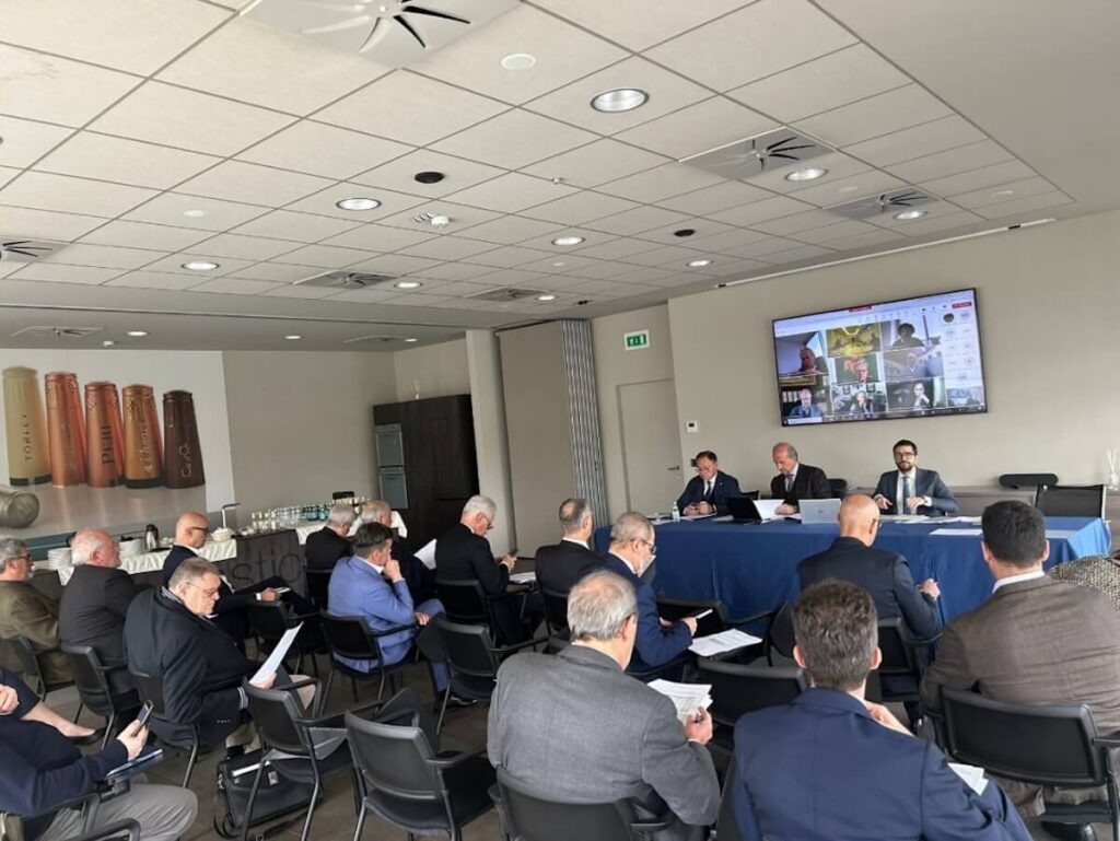 Consiglio nazionale di Unione Italiana Vini: “No a ricorso indiscriminato agli espianti per far fronte all’aumento delle giacenze”.