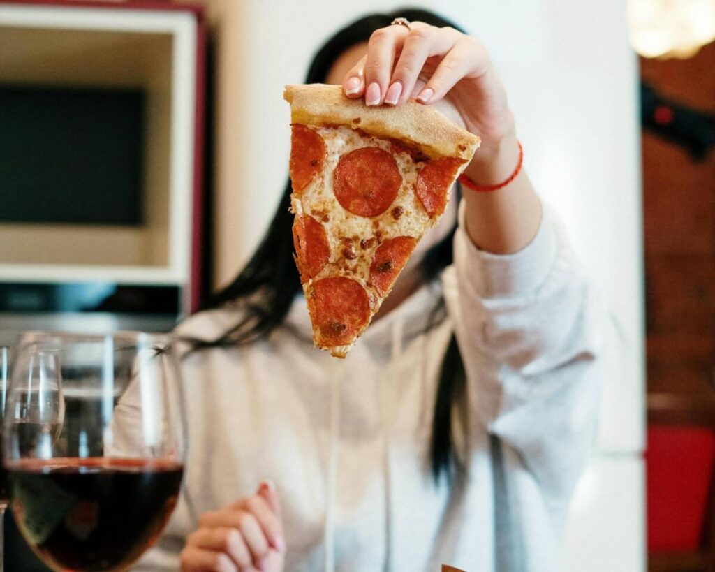 Abbinare pizza e vino non dipende solo dagli ingredienti: l’impasto guida la scelta per trovare il calice perfetto per ogni stile di pizza.