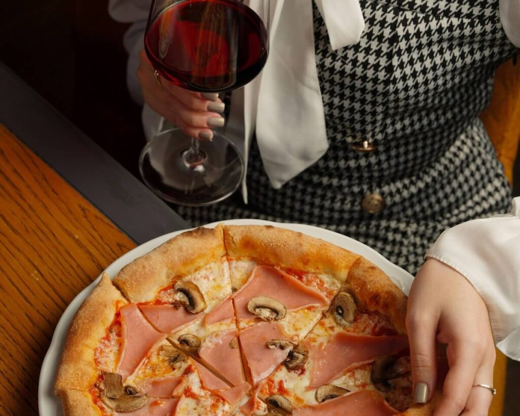 Abbinare pizza e vino non dipende solo dagli ingredienti: l’impasto guida la scelta per trovare il calice perfetto per ogni stile di pizza.