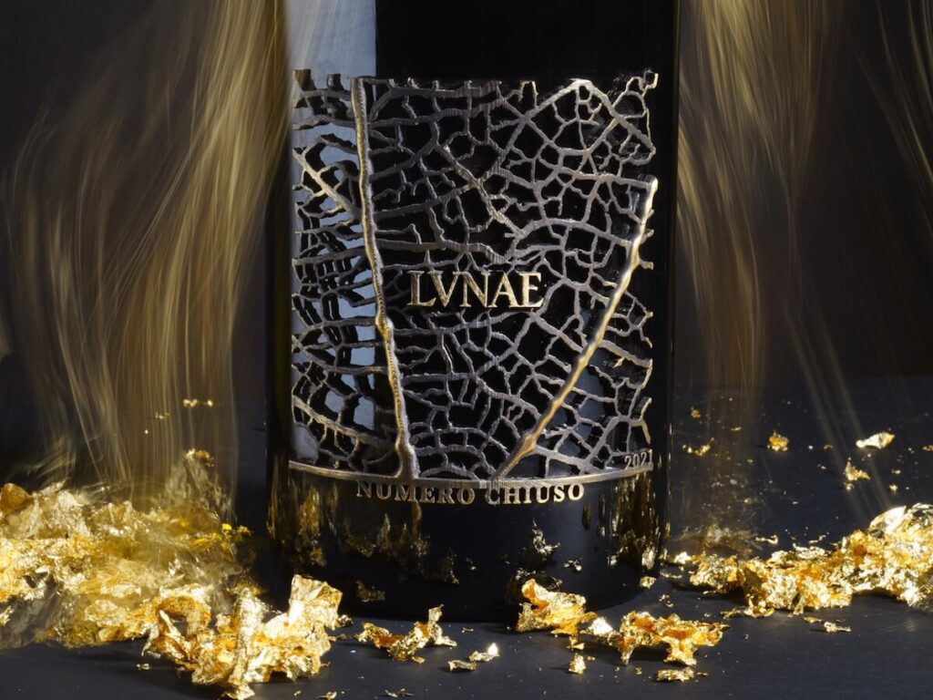 Numero Chiuso Lvnae is a Vermentino dei Colli di Luni, white wine that defies time with its special edition of 20 Jeroboam-sculptures.