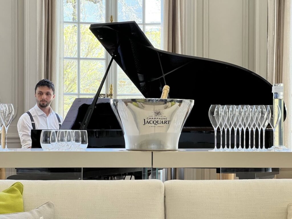 Immerse yourself in the world of Champagne. Explore its aromas, flavors, and views of the Reims hills. Maison Jacquart Les Ateliers Mosaïque
