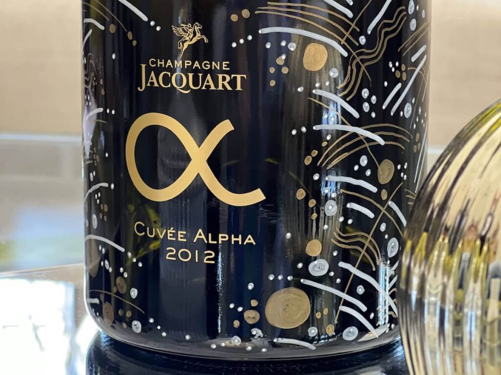 Immerse yourself in the world of Champagne. Explore its aromas, flavors, and views of the Reims hills. Maison Jacquart Ateliers Mosaïque