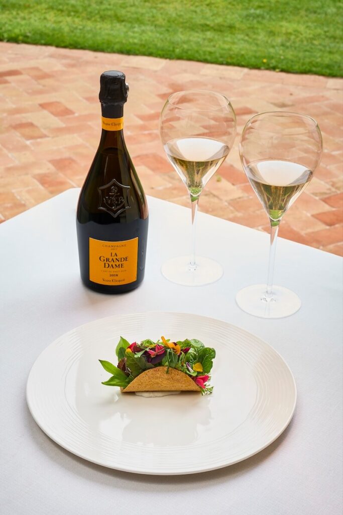 La Grande Dame 2018 Veuve Clicquot: il battesimo nel segno della Garden Gastronomy dello Chef Daniele Sera del Castello di Casole