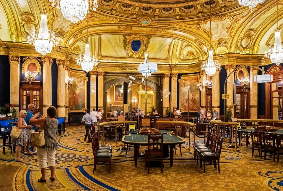 Tra calici e scommesse: come il vino arricchisce l'esperienza nei casinò stranieri