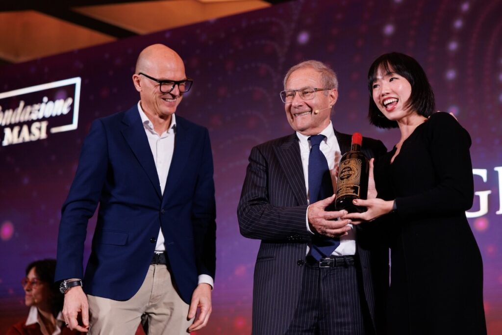 The award ceremony for the 2025 Masi Prize took place on October 24, at Monteleone21, following the traditional signing of the Amarone barrel