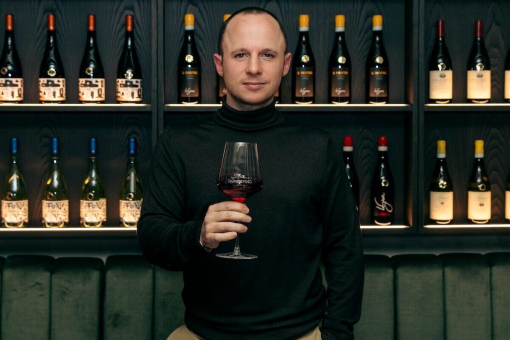 Signorvino riapre il locale di Milano Duomo con un concept evoluto: più spazio, 2.000 etichette, eventi e sommelier digitale AI.