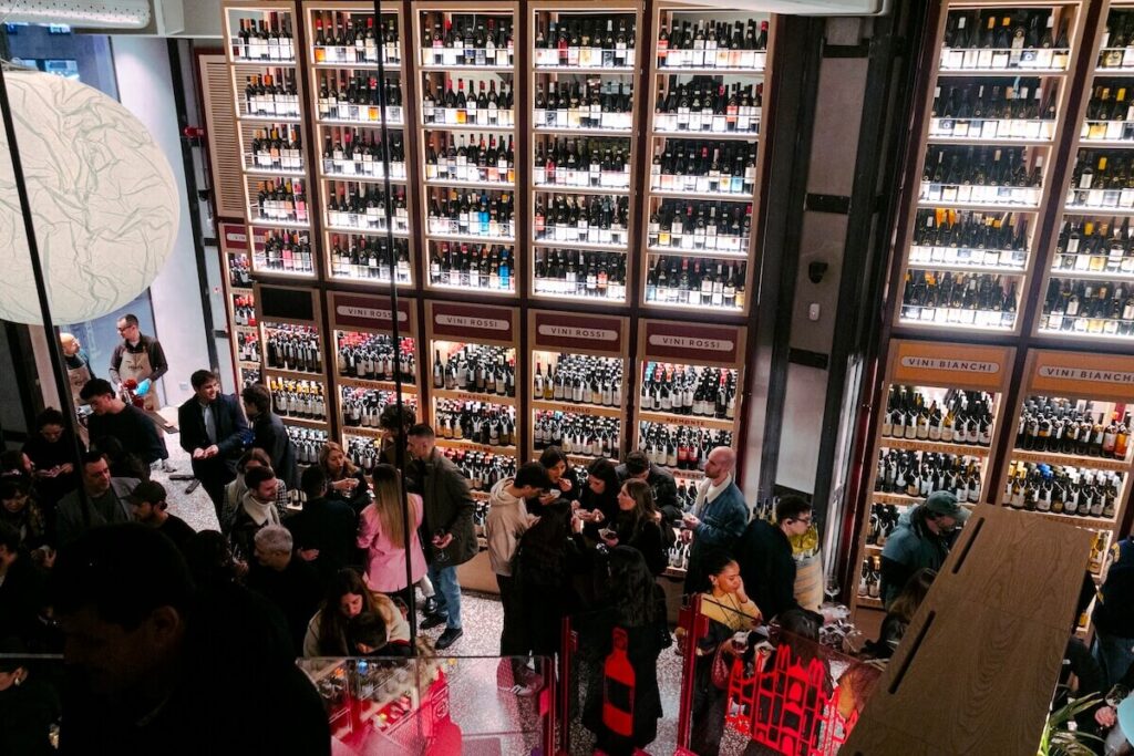 Signorvino riapre il locale di Milano Duomo con un concept evoluto: più spazio, 2.000 etichette, eventi e sommelier digitale AI.