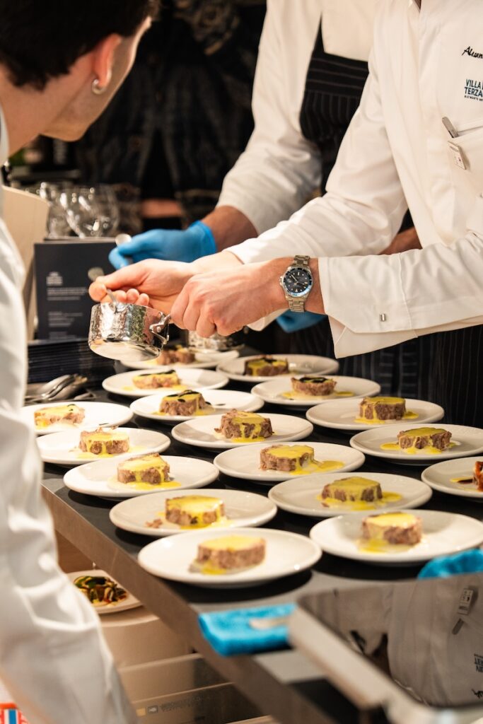 Prosecco DOC inaugura il San Babila Sparkling Hub e presenta la guida “CIN CIN Milano Cortina” con 20 cocktail bar selezionati.