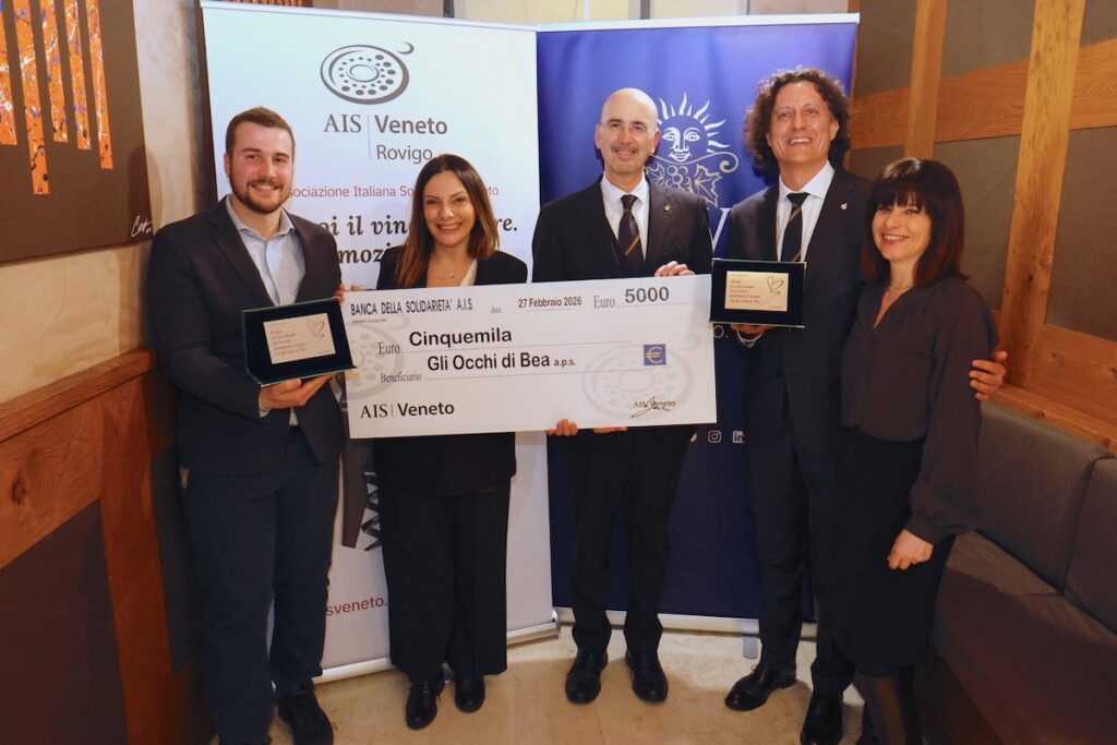 Alba Vitæ di AIS Veneto raccoglie 5000 euro per Gli Occhi di Bea, sostenendo il progetto con le magnum di Trento Doc Brut Armani.