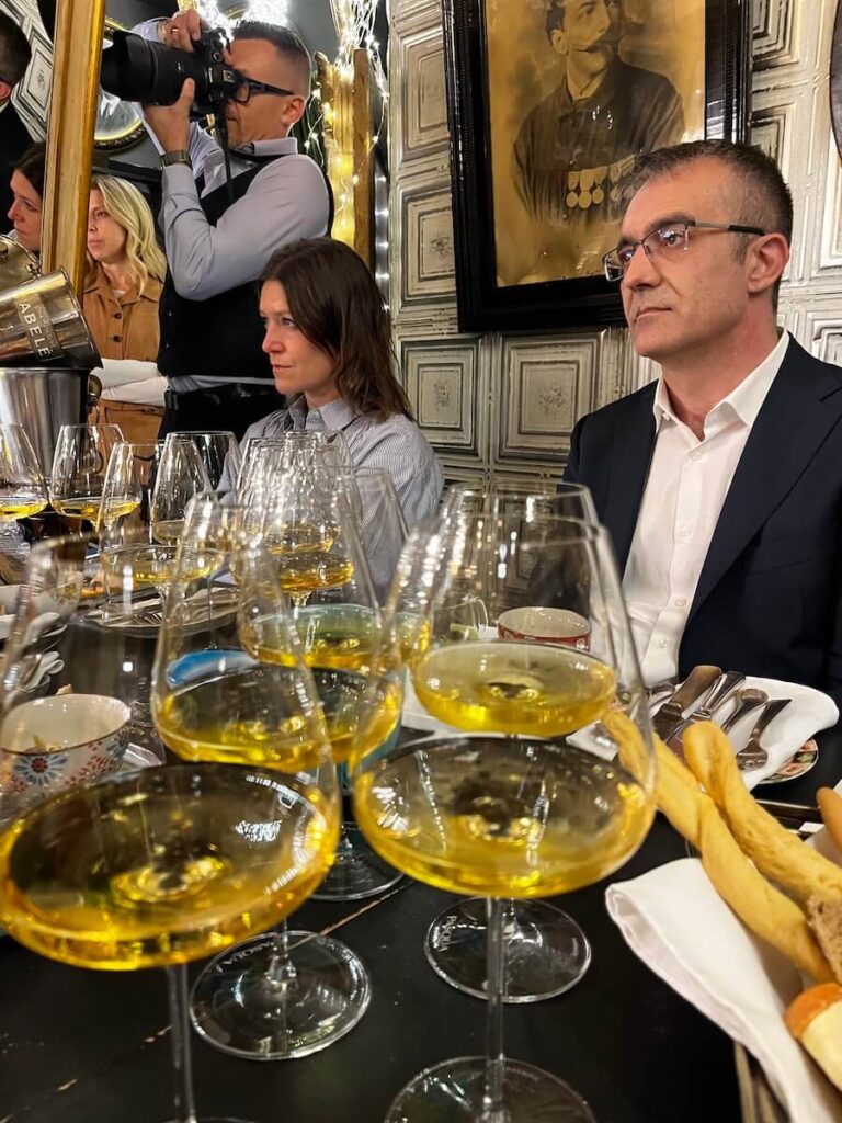 Pasqua Vini debuts the fifth edition of Hey French, the multivintage white that blends innovation, precision and contemporary style.