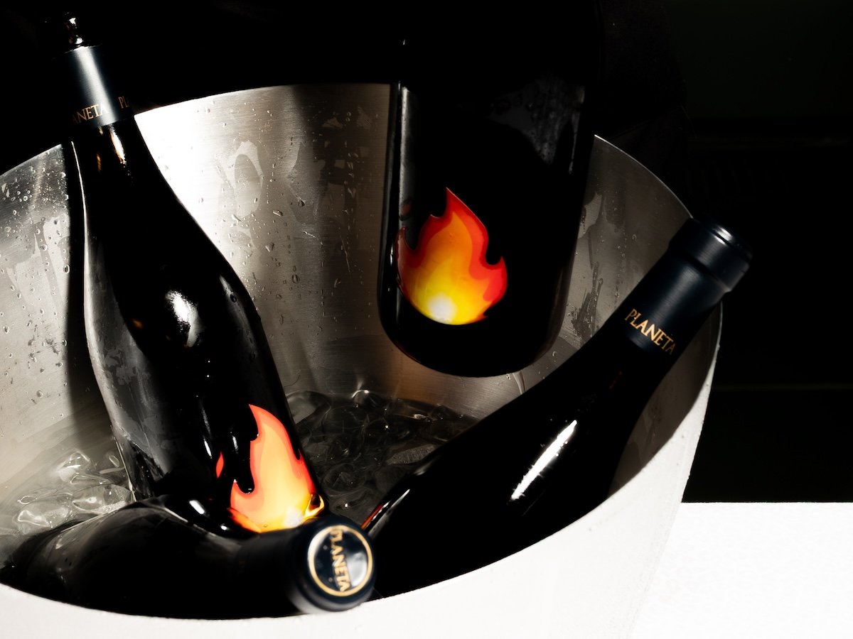 Edizione speciale dello Chardonnay Planeta per la 30ª vendemmia: arte, territorio e sostenibilità in un progetto firmato Claire Fontaine.