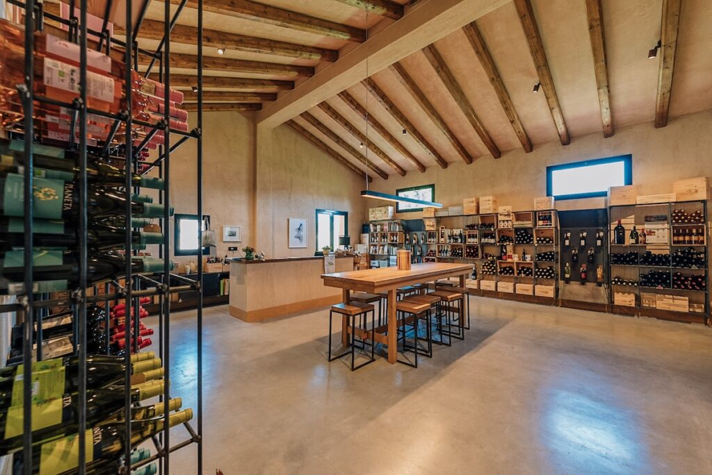 “On Fire” a special edition of Planeta 's Chardonnay for the 30th harvest: art, terroir, and sustainability in a project by Claire Fontaine.