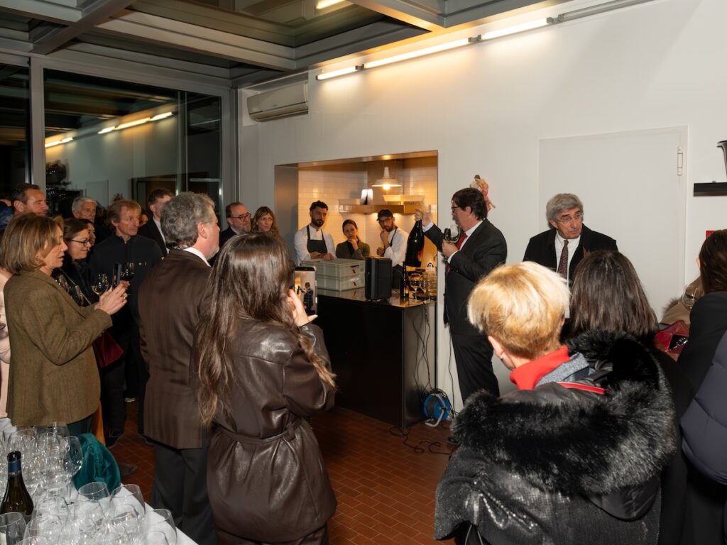 Edizione speciale dello Chardonnay Planeta per la 30ª vendemmia: arte, territorio e sostenibilità in un progetto firmato Claire Fontaine.
