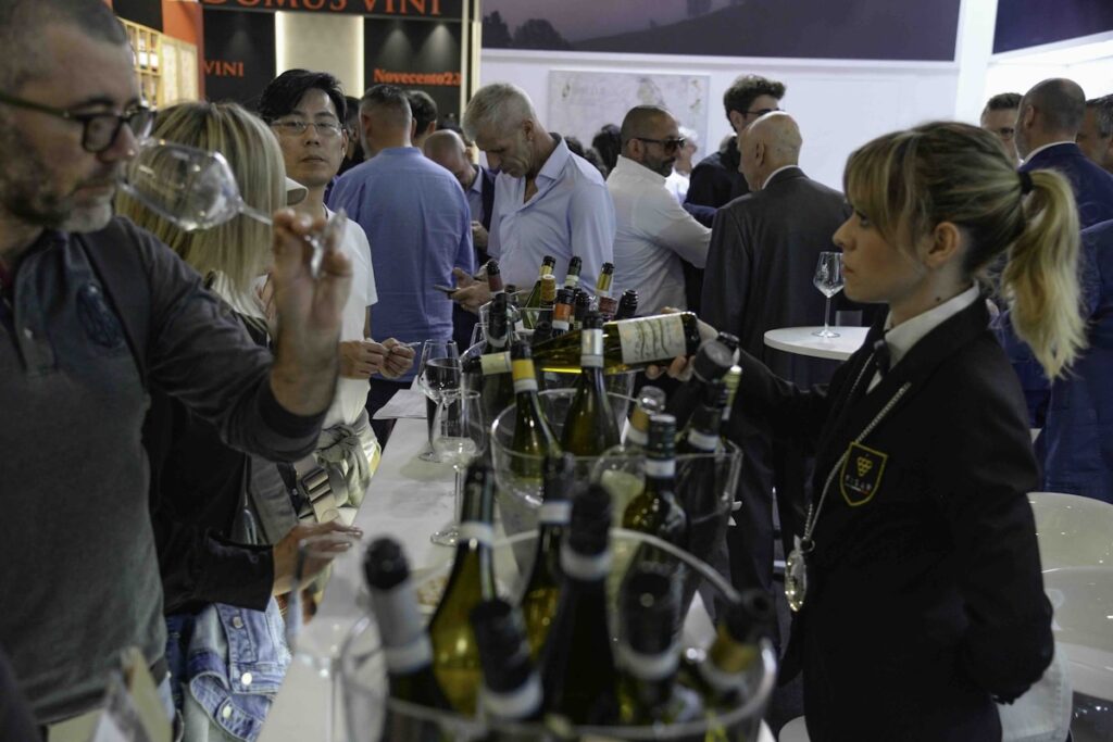 Soave boosts its international visibility with collective promotion at major fairs, rising bottled volumes and targeted actions in Canada.
