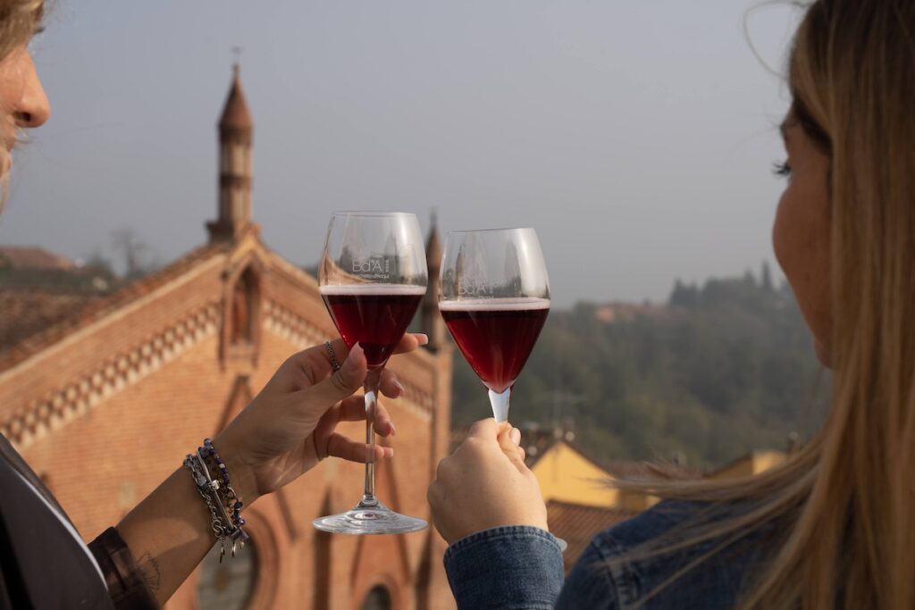 Il Brachetto d’Acqui celebra 30 anni di Docg al Vinitaly 2026 con rebranding, rosé, rosso secco e percorsi sensoriali.