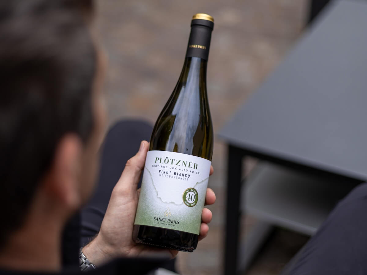 Cantina Sankt Pauls celebrates the 40th harvest of Plötzner Pinot Bianco 2025, a benchmark of alpine winemaking in Alto Adige.