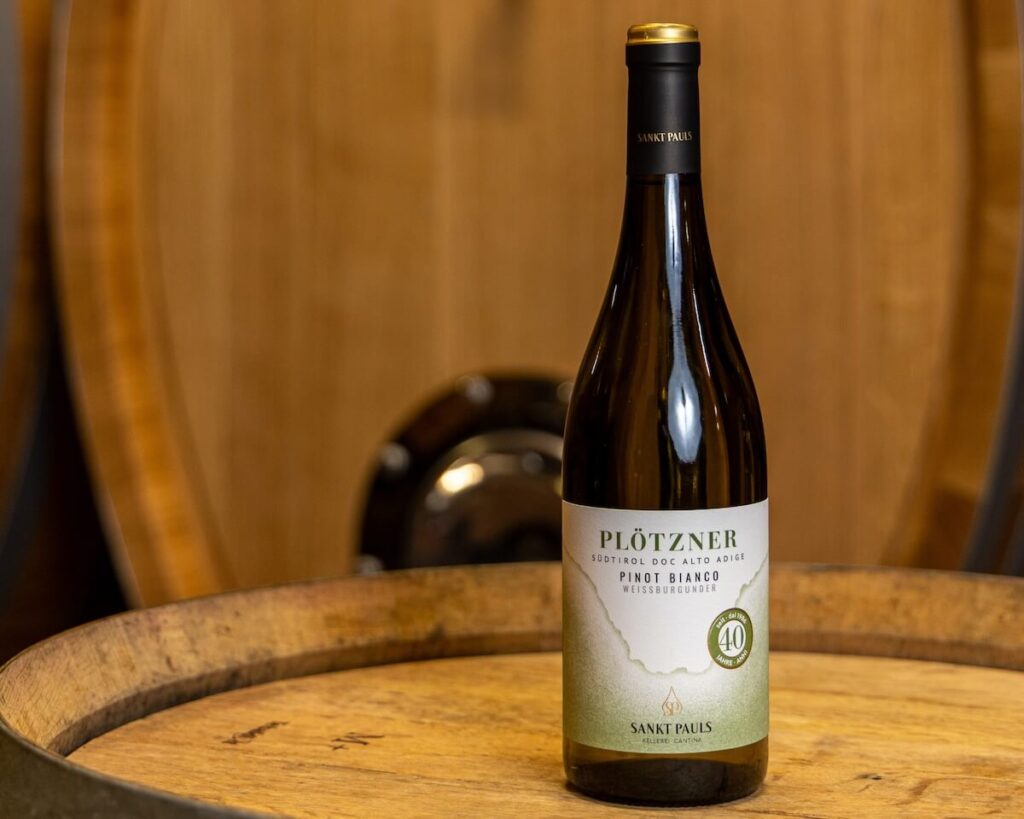 Cantina Sankt Pauls celebrates the 40th harvest of Plötzner Pinot Bianco 2025, a benchmark of alpine winemaking in Alto Adige.