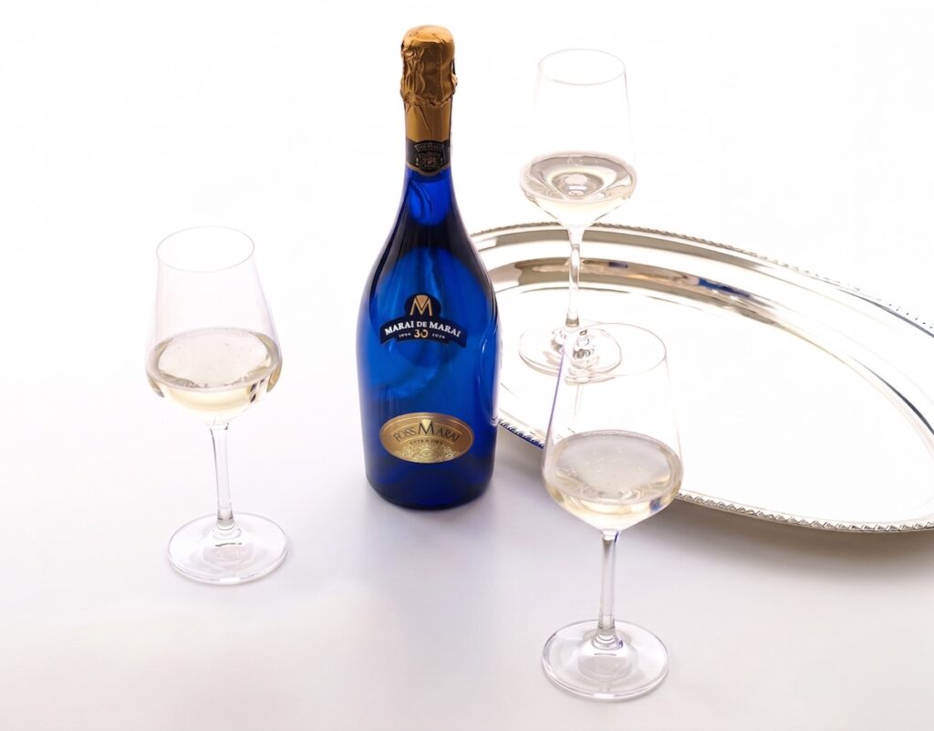 Foss Marai celebra i 30 anni di Marai de Marai con la Limited Edition Blu Marine: la prima bottiglia colorata di Valdobbiadene.