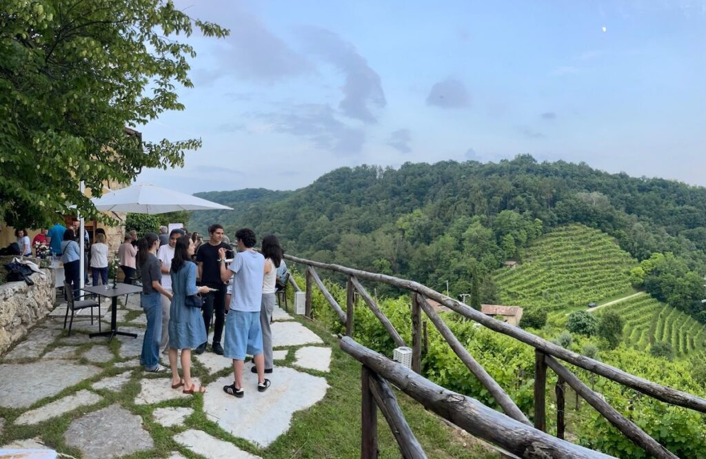 La Farra presenta l’edizione 2026 di Dialoghi a Col Brià: tre sabati tra poesia, cammini e paesaggio del Conegliano Valdobbiadene.