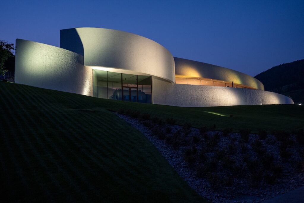 The new Moncalisse winery opens: architecture, sustainability and top‑level wine tourism between Monte Calisio and Trentodoc bubbles.