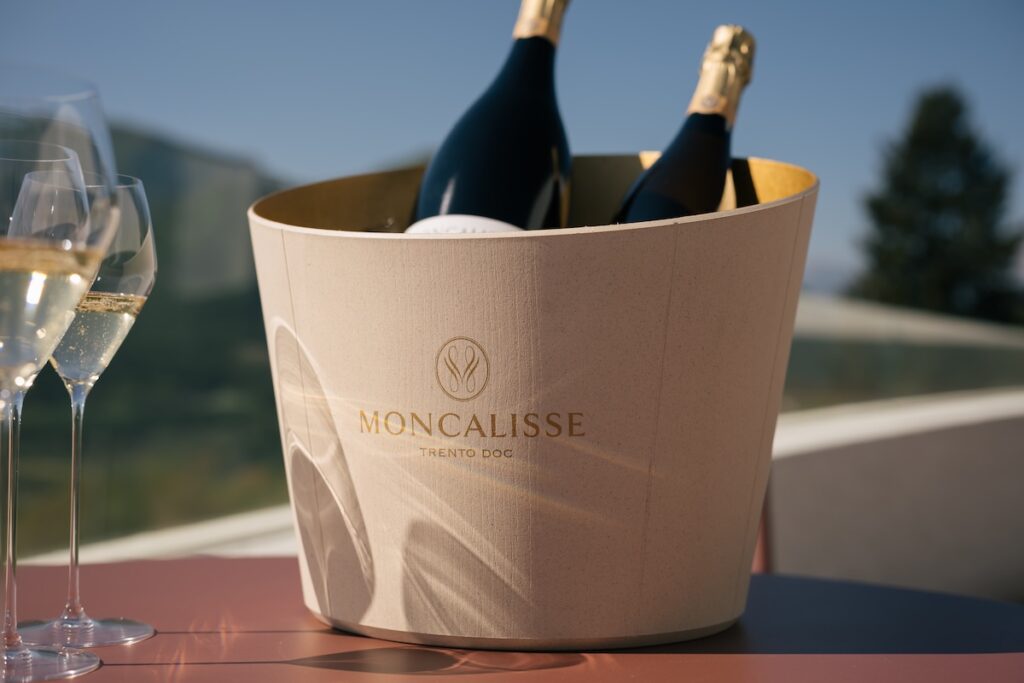 The new Moncalisse winery opens: architecture, sustainability and top‑level wine tourism between Monte Calisio and Trentodoc bubbles.