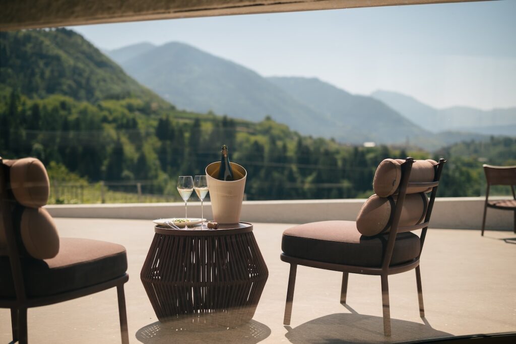 The new Moncalisse winery opens: architecture, sustainability and top‑level wine tourism between Monte Calisio and Trentodoc bubbles.
