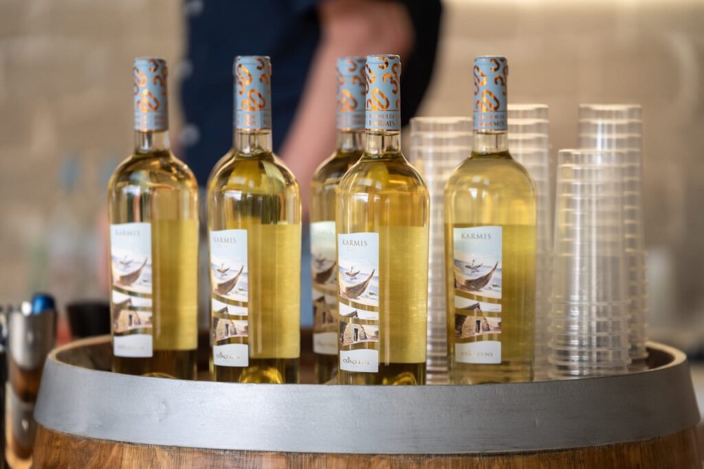 Karmis compie 30 anni: Contini festeggia a Cabras con due eventi, Carlo Cracco e una magnum celebrativa in edizione limitata.