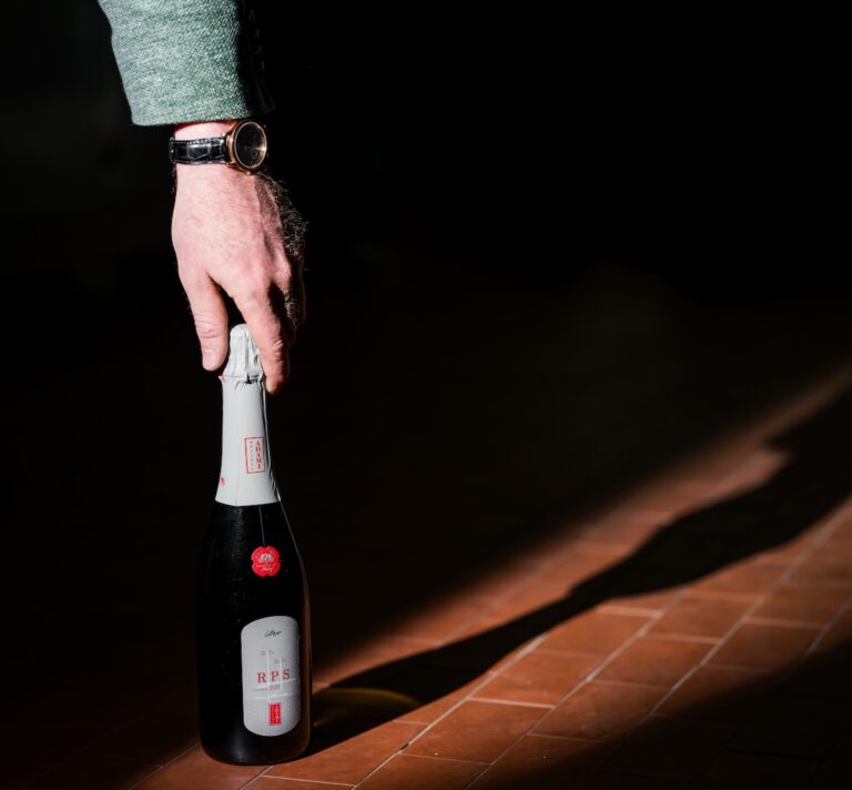 With RPS, Adami transforms glera through long lees ageing before effervescence, opening a new chapter in Prosecco innovation.