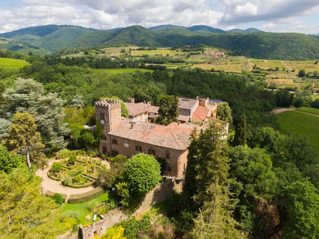 Castello di Querceto presenta QuerceRosa Colli della Toscana Centrale IGT 2025, il primo rosato della storica tenuta di Greve in Chianti.