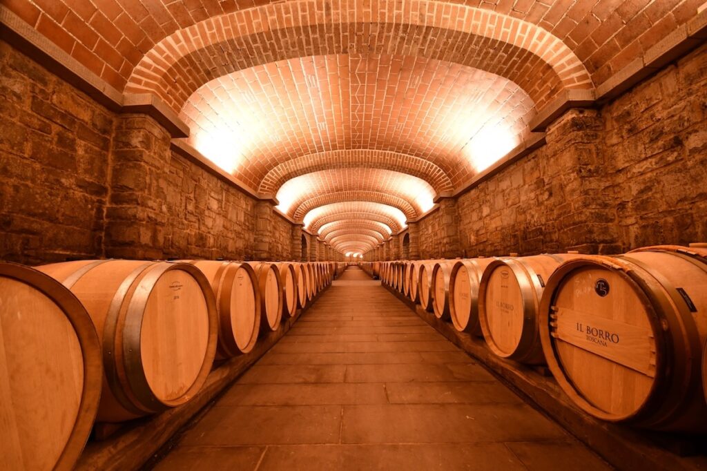Il Borro lancia Chiaro di Bolle 2023: Metodo Classico Blanc de Noirs da Sangiovese, 18 mesi sui lieviti e identità toscana contemporanea.