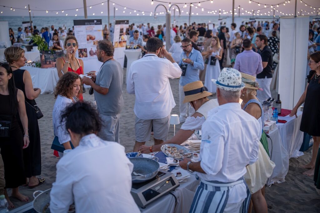 Il Dinner Show di Friuli Venezia Giulia Via dei Sapori debutta a Lignano con 23 tappe gourmet sulla spiaggia al tramonto.