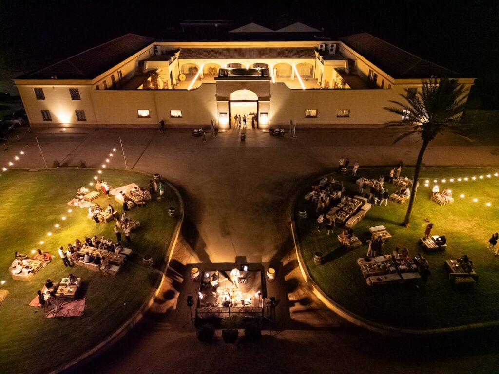 Il 27 agosto Tenuta Gorghi Tondi celebra la pluralità mediterranea con Arabian Night: danza del fuoco, dj set, cous cous e vini biologici.