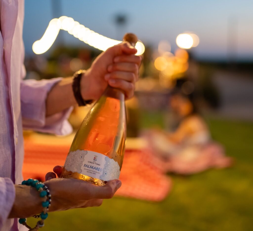 Il 27 agosto Tenuta Gorghi Tondi celebra la pluralità mediterranea con Arabian Night: danza del fuoco, dj set, cous cous e vini biologici.