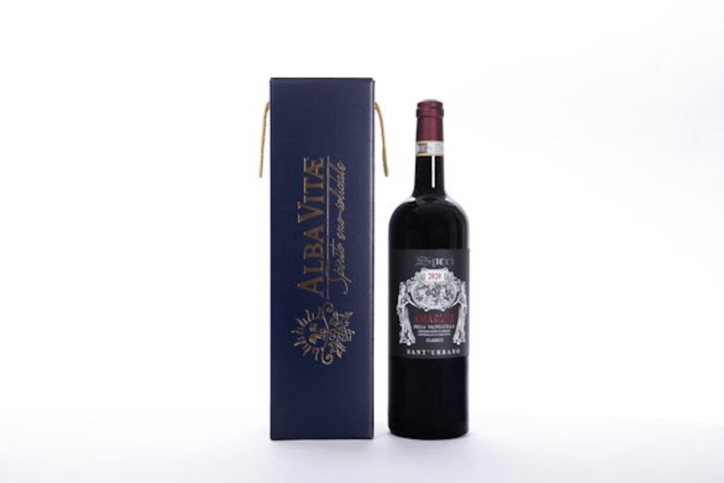 Ais Veneto presenta Alba Vitæ 2026: le magnum di Amarone Sant’Urbano 2020 di Speri sostengono Agbd di Verona. Disponibili dal 16 ottobre.